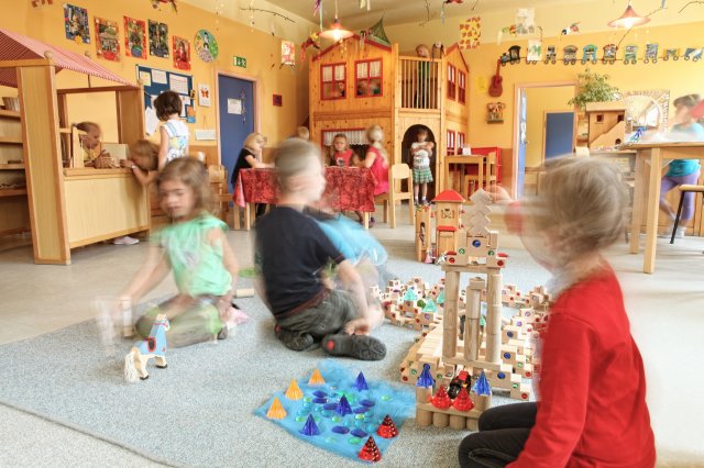 Grossansicht in neuem Fenster: Kinder beim Spielen im Gruppenraum