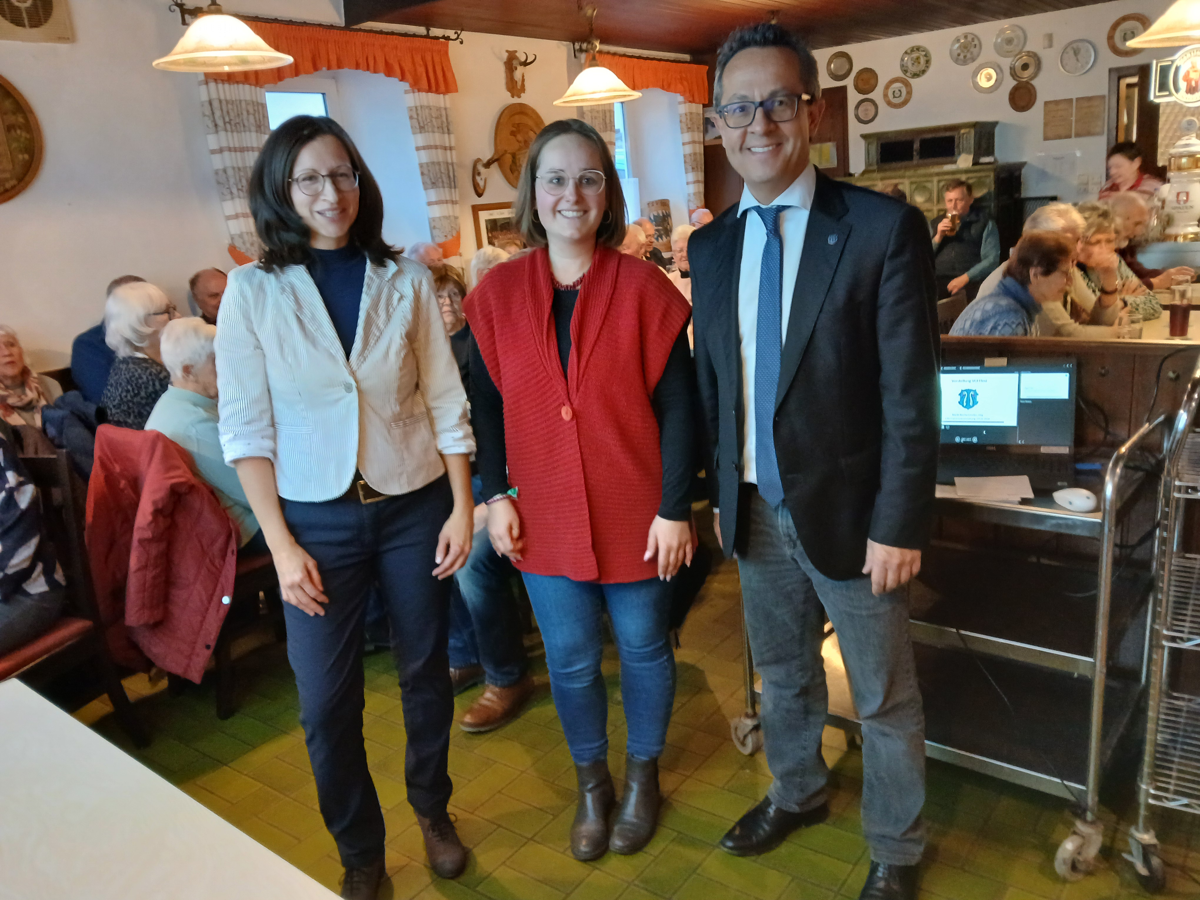 Quartiersmanagerin Janine Weiß, Valerie Haberer (Landratsamt Pfaffenhofen, Sachgebiet ÖPNV) und Bürgermeister Michael Franken